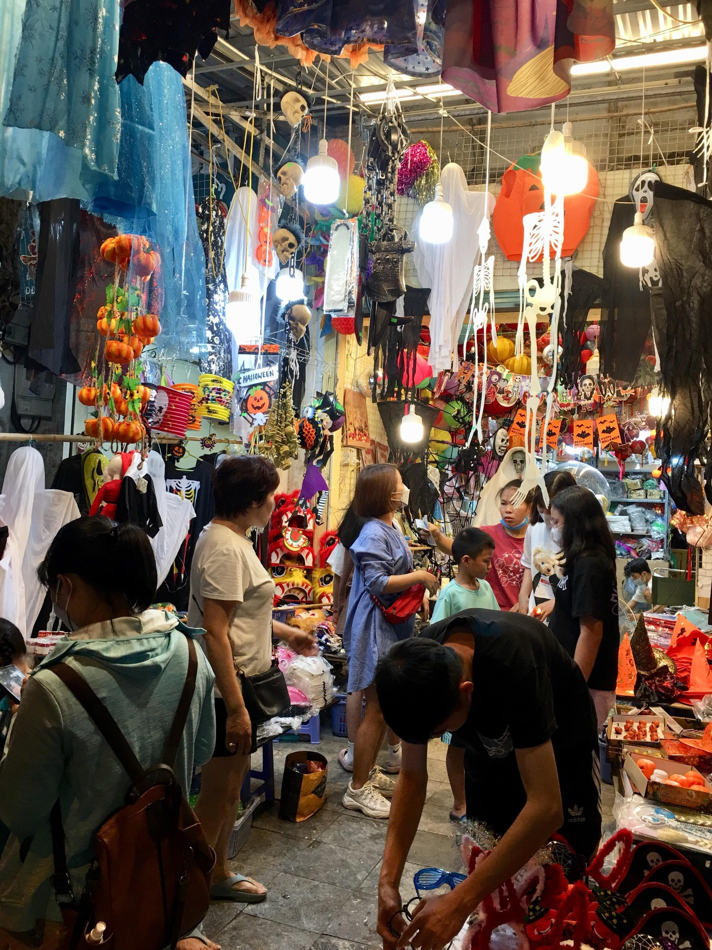 Cửa hàng đồ chơi trên phố Hàng Mã.