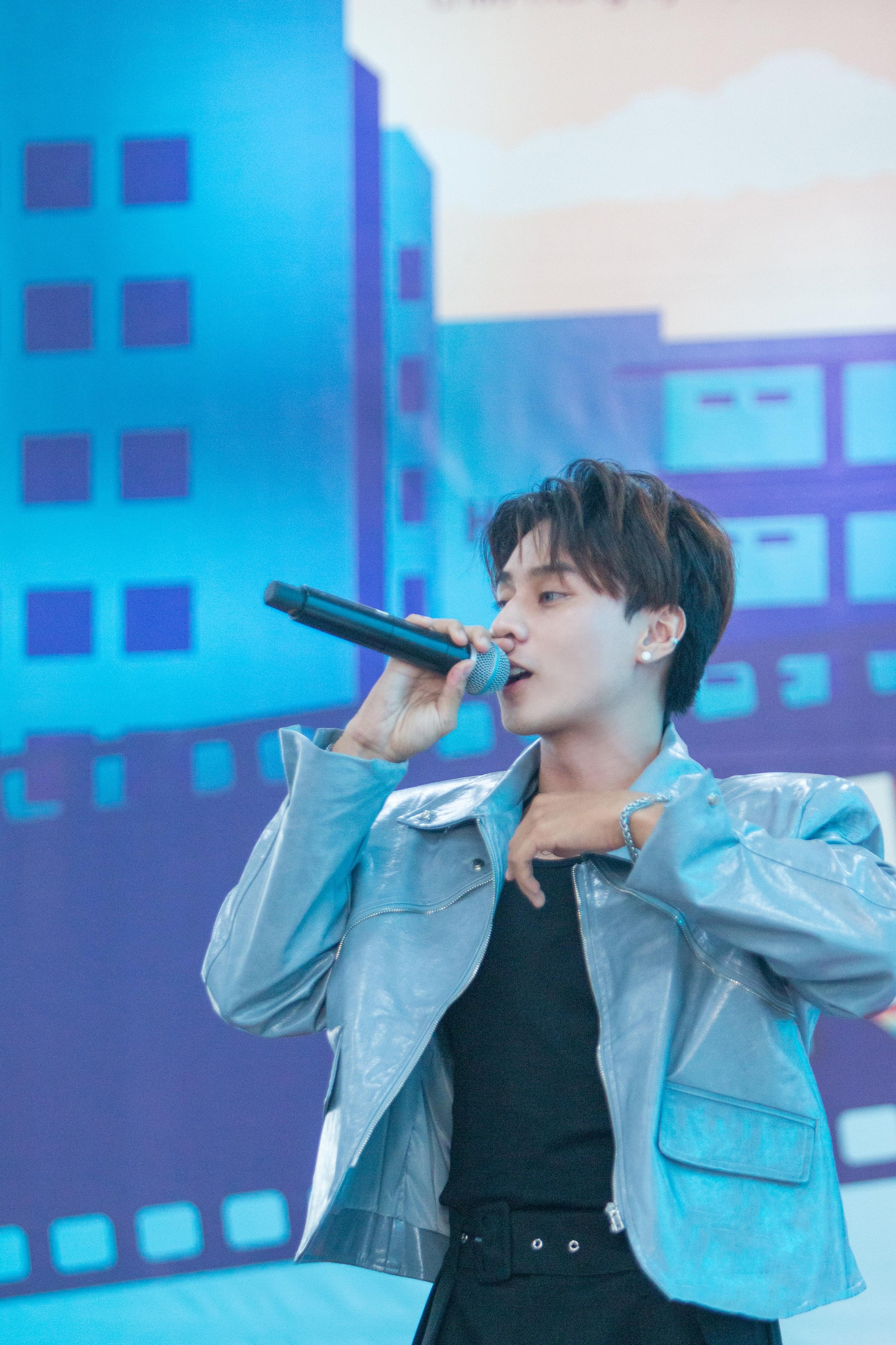 Bên cạnh công việc học, Đăng Khoa còn là một gia sư, trợ giảng môn Tiếng Anh, người mẫu, MC và là diễn viên tự do.