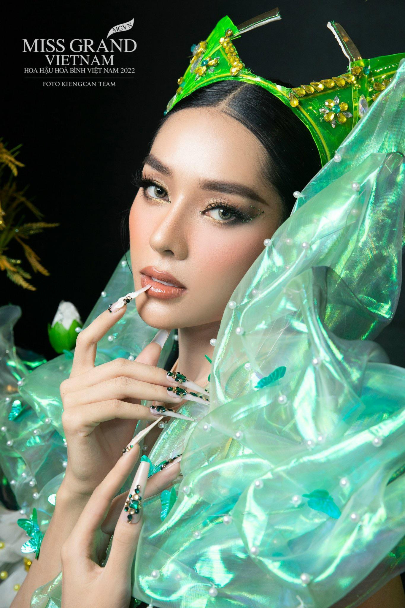 Bản thân Hồng Hạnh là một thí sinh hoàn toàn mới, chưa từng tham gia bất cứ một cuộc thi nào nhưng lại may mắn được lọt vào top 15. Bản thân Hồng Hạnh là một thí sinh hoàn toàn mới, chưa từng tham gia bất cứ một cuộc thi nào nhưng lại may mắn được lọt vào top 15.