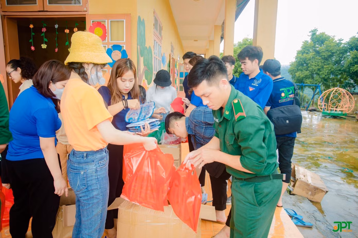 Các suất quà đều được chuẩn bị kỹ càng trước khi trao tặng cho các em nhỏ có hoàn cảnh khó khăn.