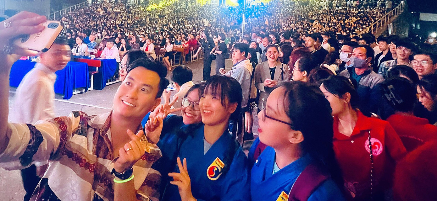 Các bạn trẻ tranh thủ chụp ảnh cùng người nổi tiếng.