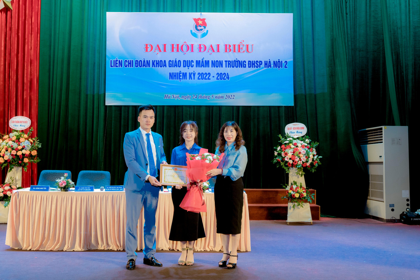 Trần Nguyễn Linh Giang vinh dự được nhận giấy khen của Khoa - Trường. Trần Nguyễn Linh Giang vinh dự được nhận giấy khen của Khoa - Trường.