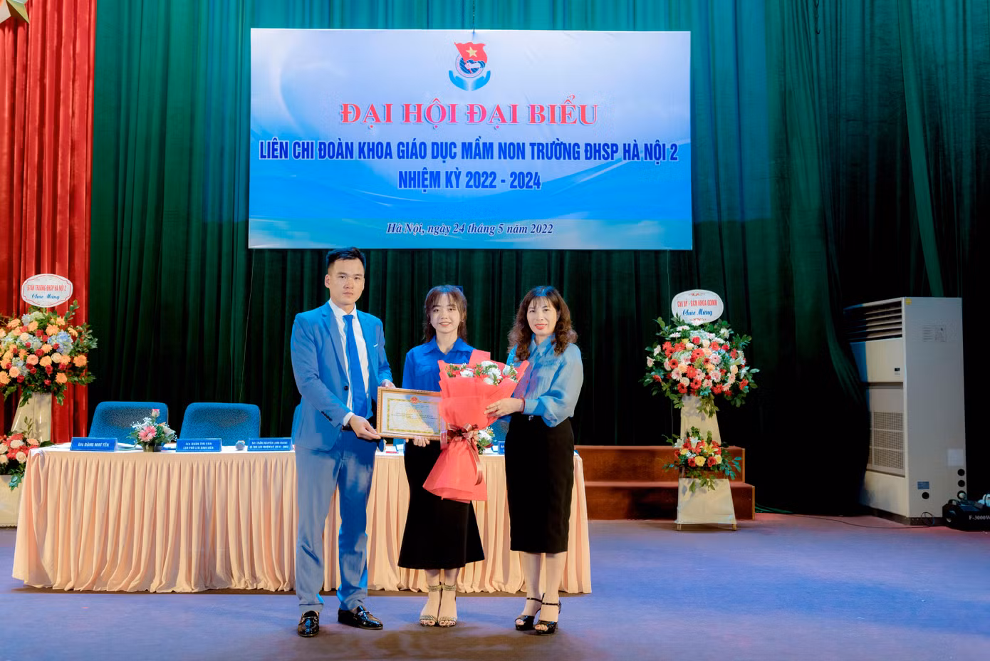 Trần Nguyễn Linh Giang vinh dự được nhận giấy khen của Khoa - Trường.