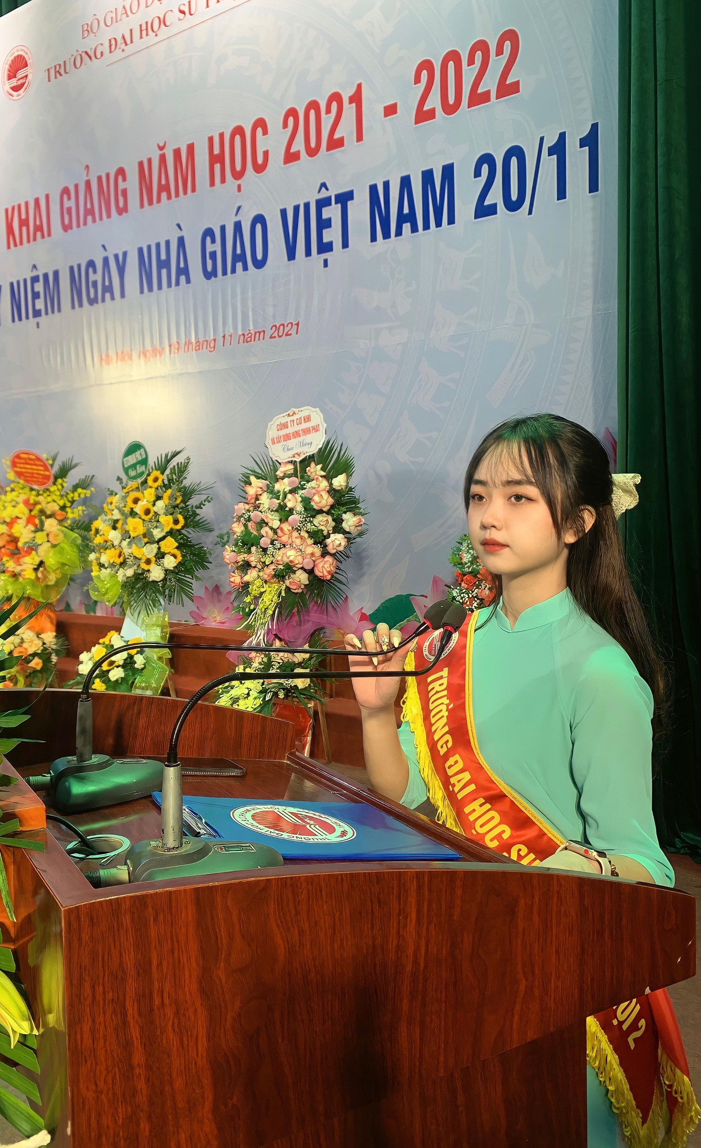 Trần Nguyễn Linh Giang tại lễ khai giảng năm học 2021-2022. Trần Nguyễn Linh Giang tại lễ khai giảng năm học 2021-2022.