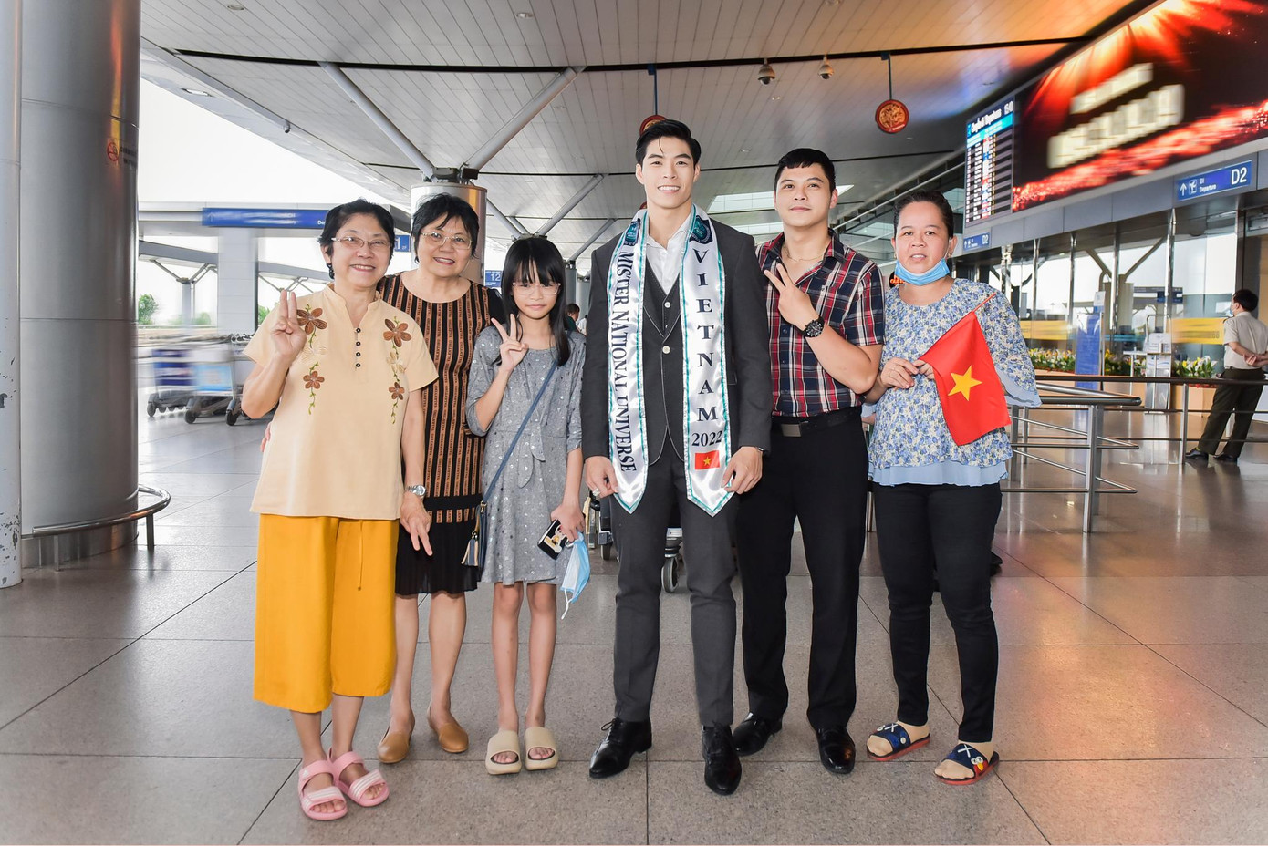 Gia đình ra tận sân bay ủng hộ tinh thần Phi Việt lên đường sang Thái Lan thi Nam vương Hoàn Vũ – Mister National Universe 2022. Gia đình ra tận sân bay ủng hộ tinh thần Phi Việt lên đường sang Thái Lan thi Nam vương Hoàn Vũ – Mister National Universe 2022.