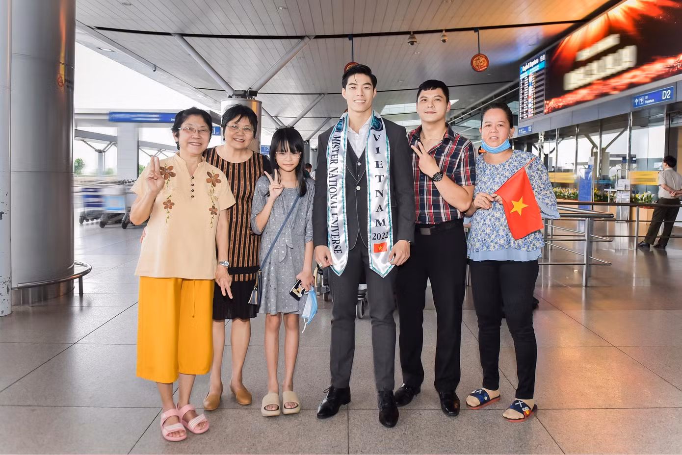 Gia đình ra tận sân bay ủng hộ tinh thần Phi Việt lên đường sang Thái Lan thi Nam vương Hoàn Vũ – Mister National Universe 2022.
