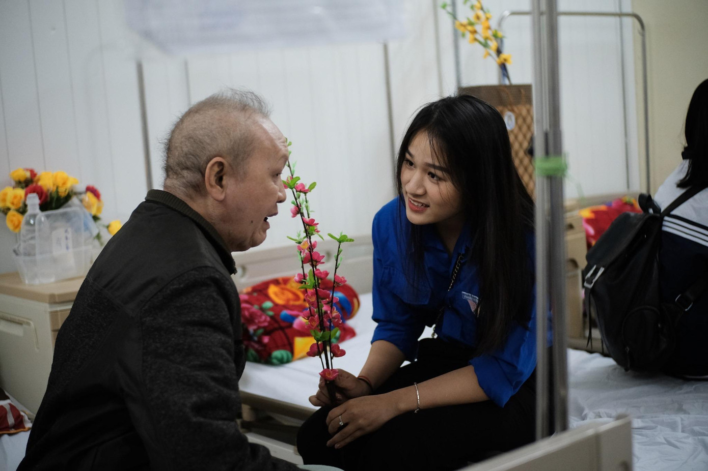 Lê Ngọc tham gia hoạt động tình nguyện tặng quà Tết cho bệnh nhân ở Bệnh viện Ung Bướu.