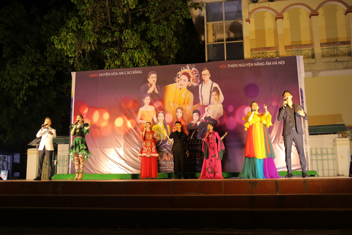 Đêm nhạc với sự góp mặt của các nghệ sĩ đến từ Hà Nội. Đêm nhạc với sự góp mặt của các nghệ sĩ đến từ Hà Nội.