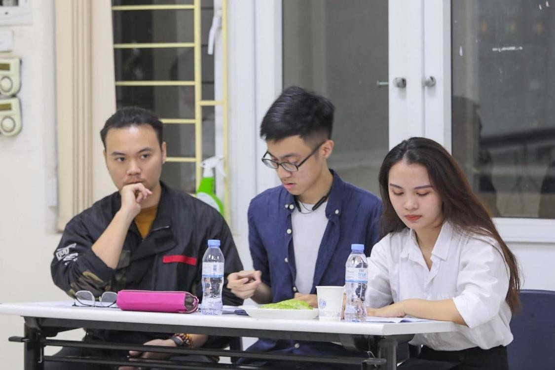 Không khí căng thẳng của một đội thi tại sự kiện debate.