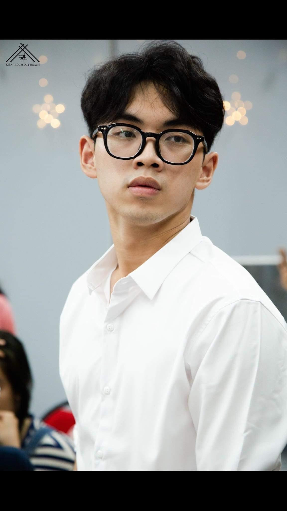 Phúc dành phần lớn thời gian cho học tập, hoạt động tại trường. Phúc dành phần lớn thời gian cho học tập, hoạt động tại trường.