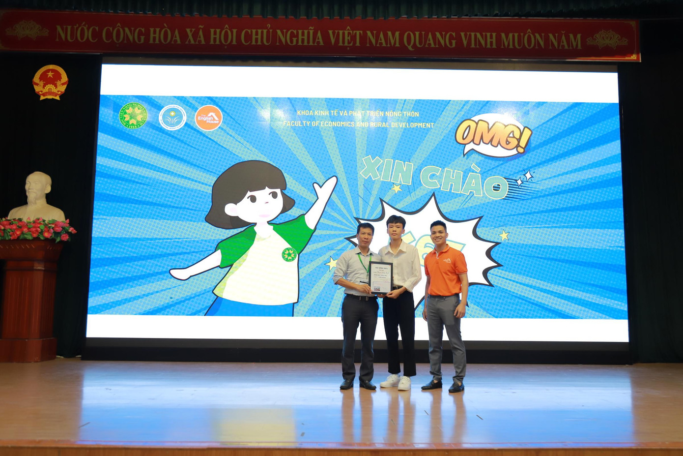 Đại diện Ban Chủ nhiệm Khoa cùng đại diện Trung tâm Anh ngữ The English House trao tặng học bổng cho Thủ khoa, á khoa đầu vào. Đại diện Ban Chủ nhiệm Khoa cùng đại diện Trung tâm Anh ngữ The English House trao tặng học bổng cho Thủ khoa, á khoa đầu vào.