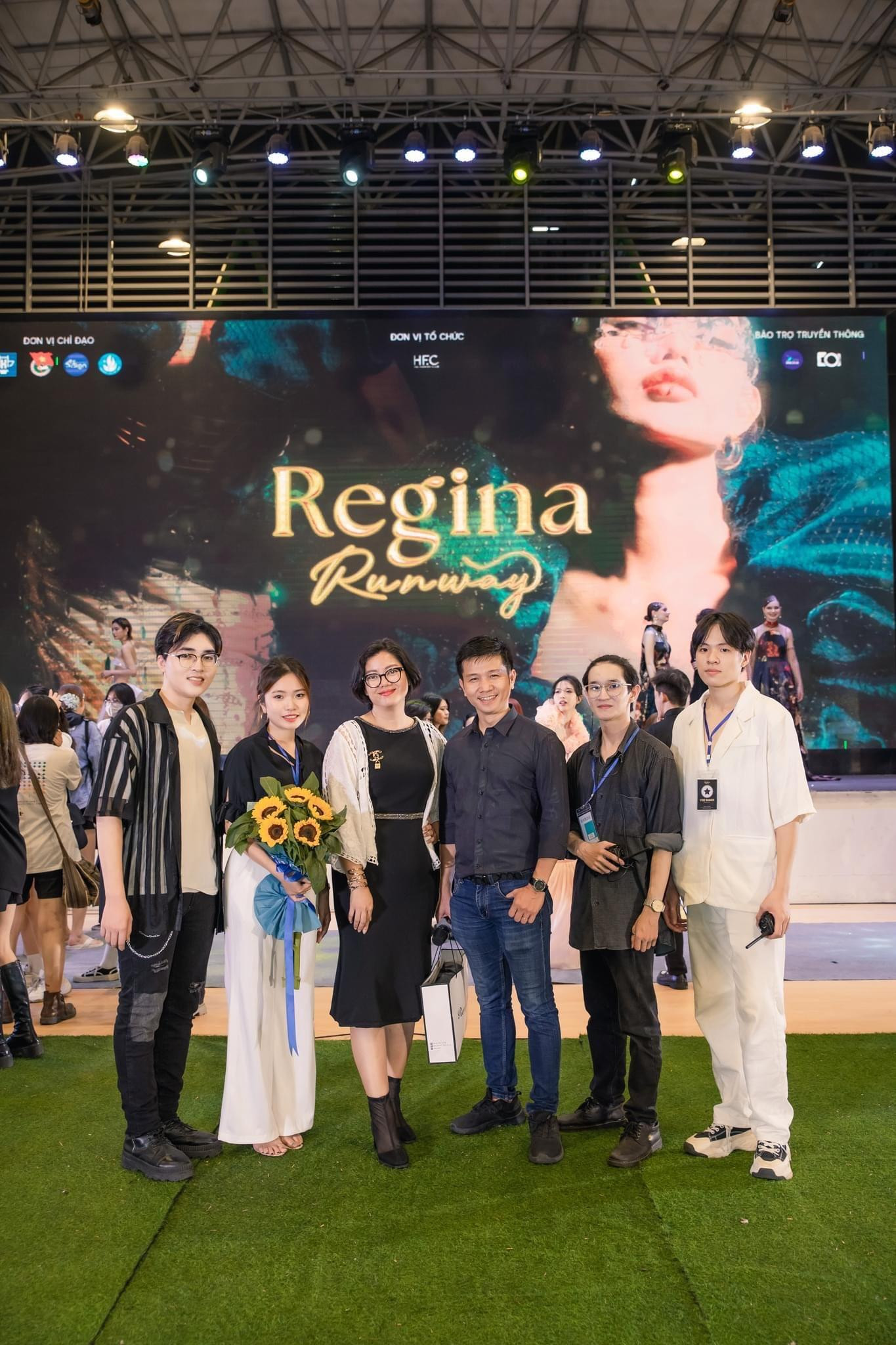 Hữu Phong và BTC chụp cùng các thầy cô trong khoa. Hữu Phong và BTC chụp cùng các thầy cô trong khoa.