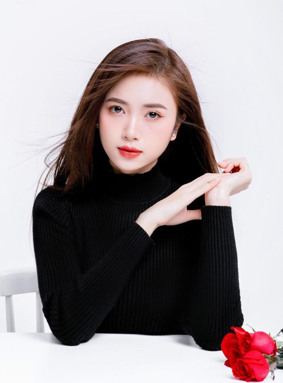 Nguyễn Hồng Nhung (sinh năm 2001, quê Hòa Bình) hiện đang là designer chuyên về các ấn phẩm truyền thông.