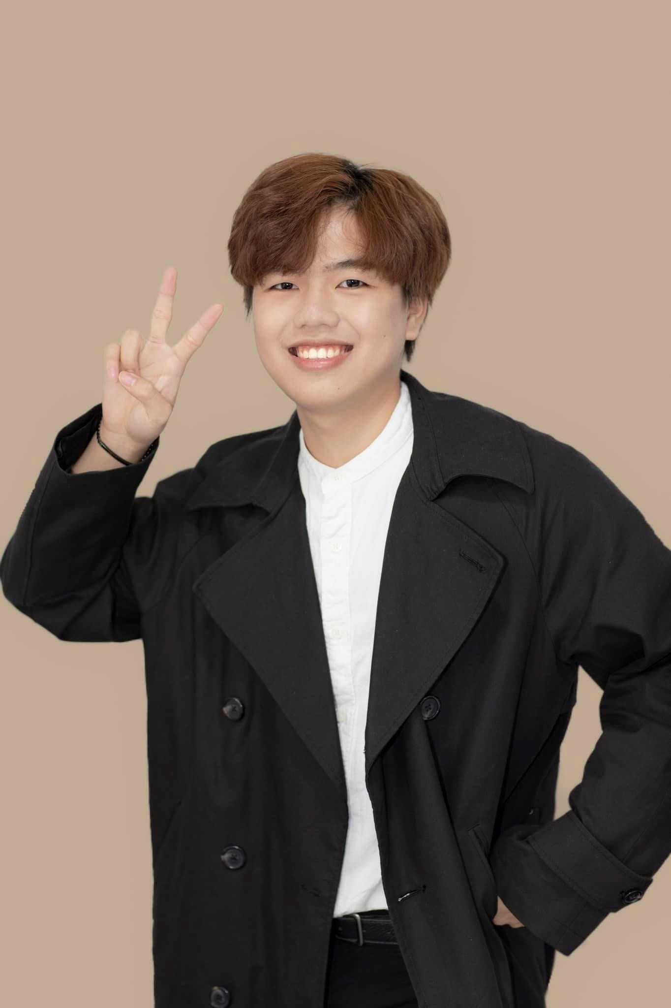 Khắc Hoàng là trưởng phòng tại một công ty hoạt động trong lĩnh vực du học, du lịch và thương mại ở Hàn Quốc. Khắc Hoàng là trưởng phòng tại một công ty hoạt động trong lĩnh vực du học, du lịch và thương mại ở Hàn Quốc.