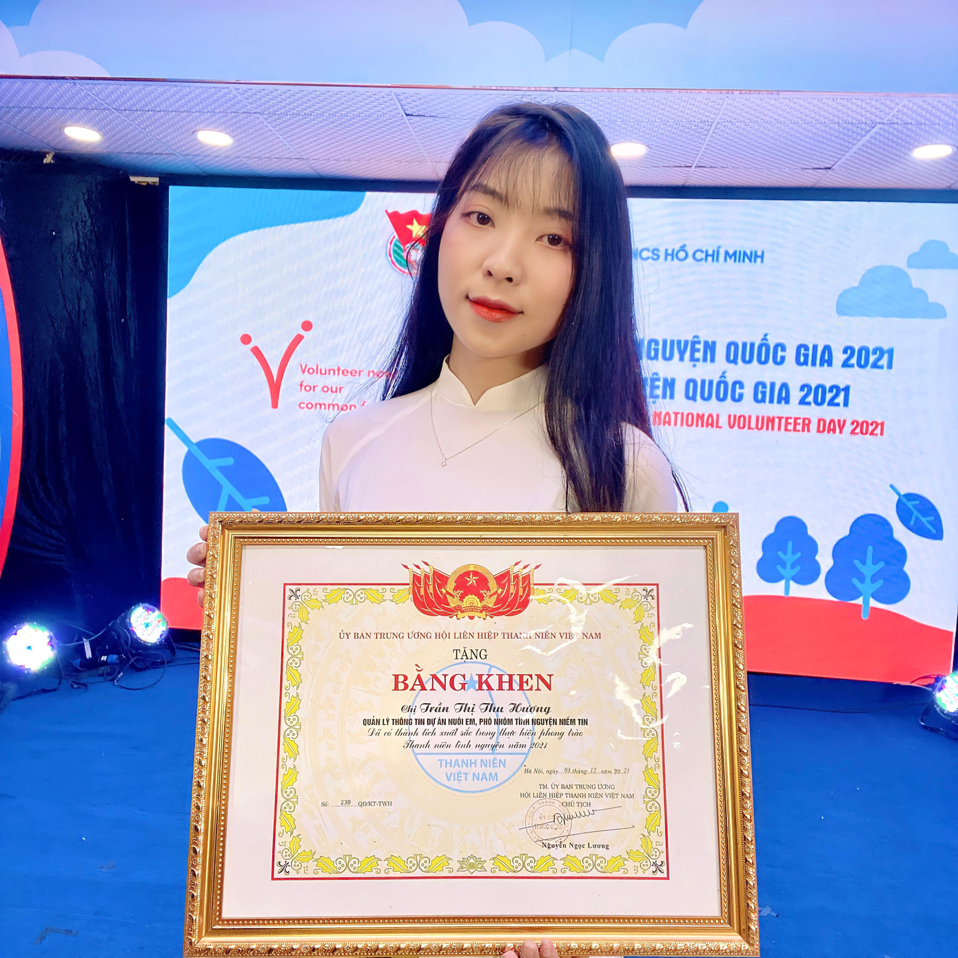 Thu Hương đạt “Top 50 cá nhân có thành tích xuất sắc trong thực hiện phong trào Thanh niên Tình nguyện năm 2021” do Hội liên hiệp Thanh niên Việt Nam trao tặng.