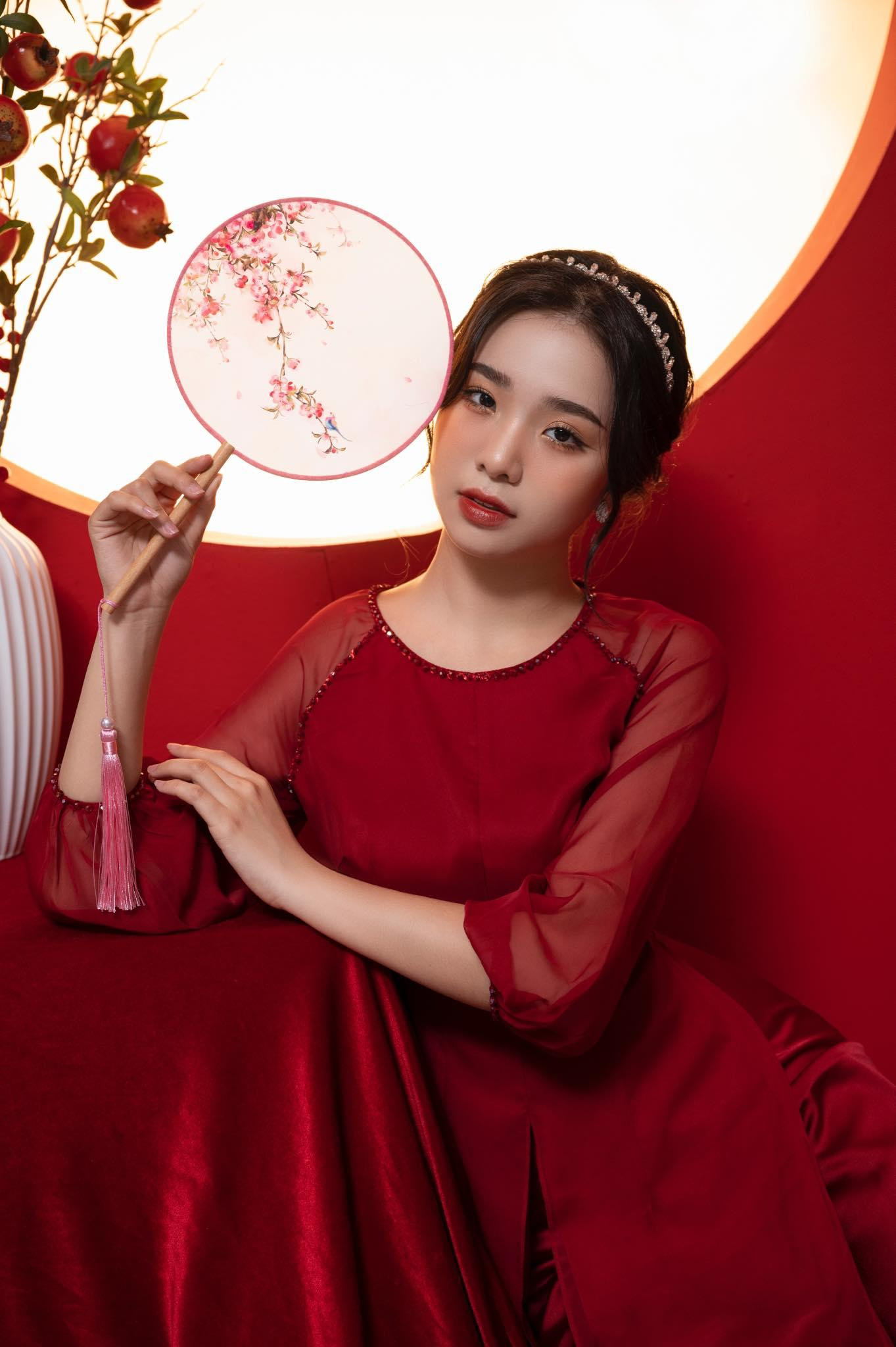 Cô gái trẻ quan điểm: "Chỉ cần về nhà là thấy Tết". Ảnh: NVCC Cô gái trẻ quan điểm: "Chỉ cần về nhà là thấy Tết". Ảnh: NVCC