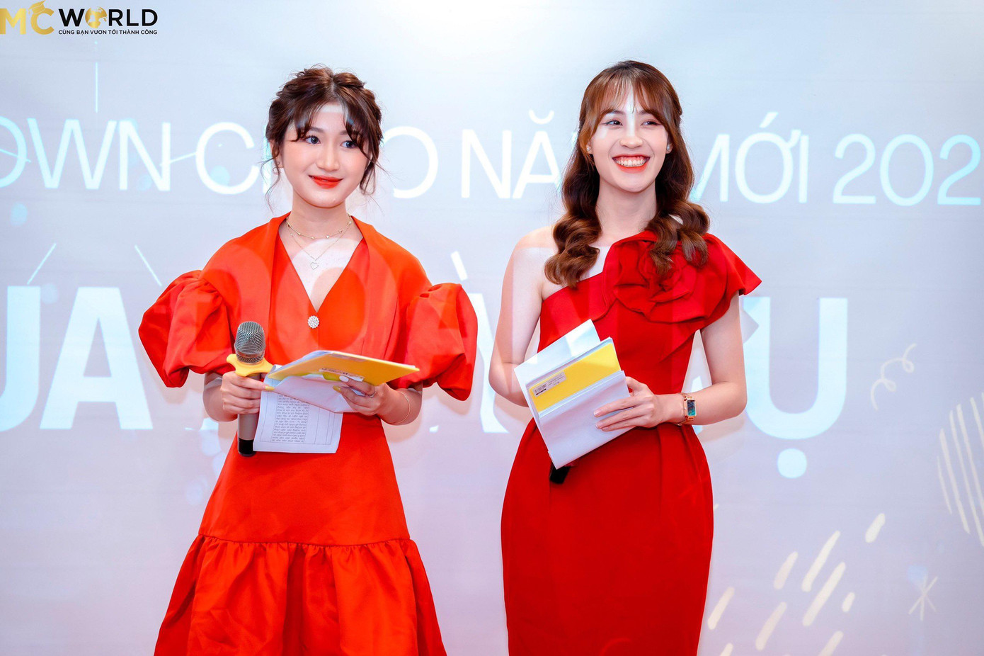 Diễm Quỳnh (bên trái) là MC countdown Chào Năm Mới. Diễm Quỳnh (bên trái) là MC countdown Chào Năm Mới.