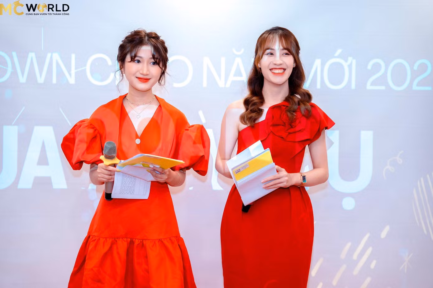 Diễm Quỳnh (bên trái) là MC countdown Chào Năm Mới.
