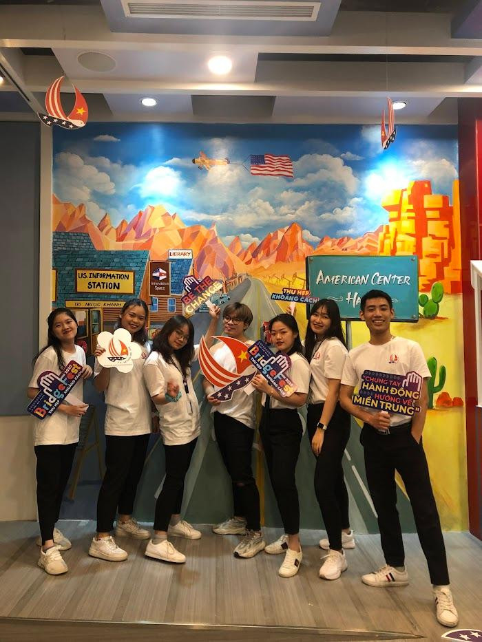 Thùy Linh trở thành Thực tập sinh Đại sứ quán Hoa Kỳ vào năm 3 (thứ 2 từ trái qua).