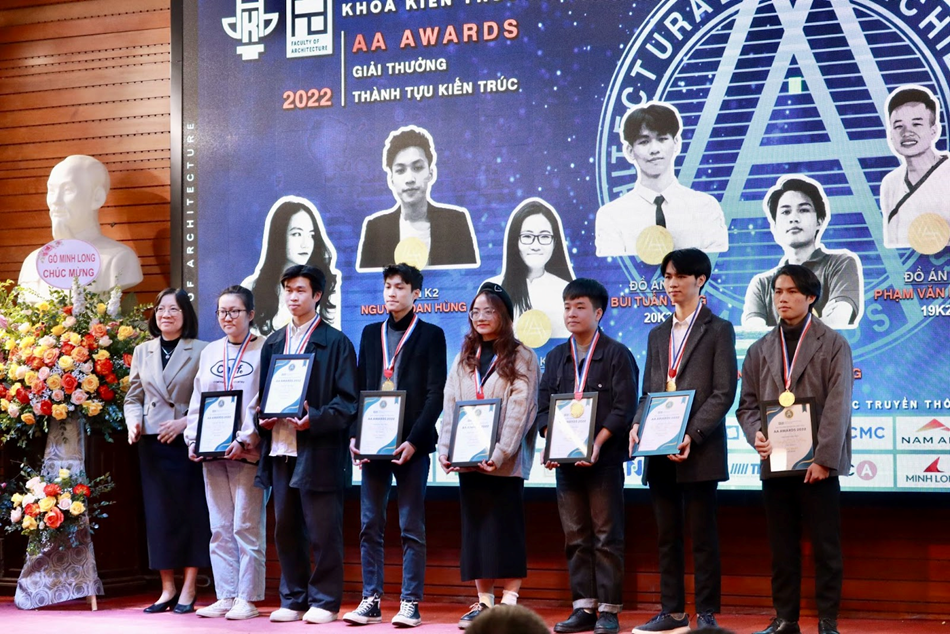 7 Giải Nhất được trao cho các đồ án xuất sắc nhất.