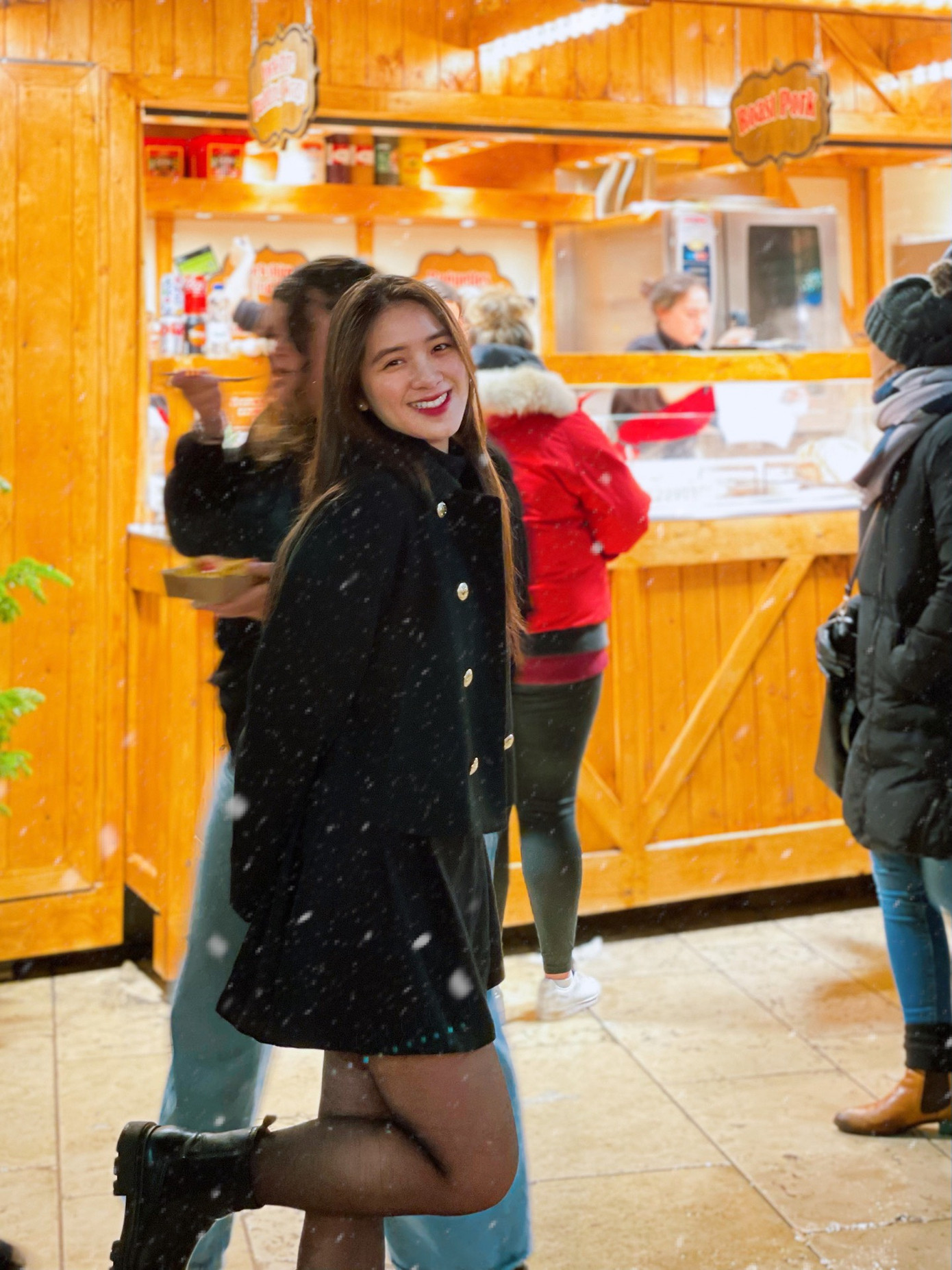 Những con phố ở khắp nước Anh đã được trang trí ánh sáng lung linh cả tháng trước khi Giáng Sinh đến.