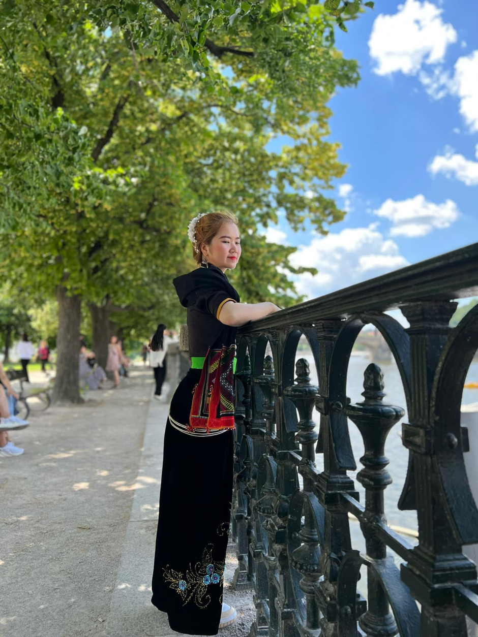 Ảnh Thùy Dương trong chuyến du lịch tại Cộng Hòa Séc. Ảnh Thùy Dương trong chuyến du lịch tại Cộng Hòa Séc.