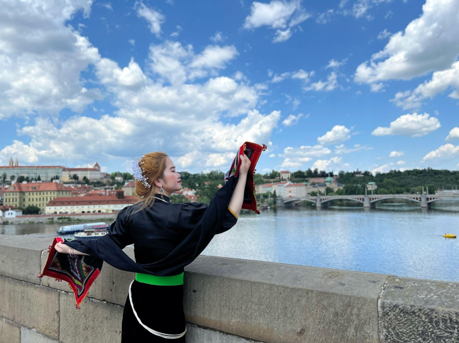 Thùy Dương mặc trang phục cổ truyền dân tộc Thái trong chuyến du lịch tại Cộng Hòa Séc. Thùy Dương mặc trang phục cổ truyền dân tộc Thái trong chuyến du lịch tại Cộng Hòa Séc.