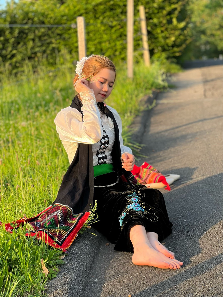 Niềm hạnh phúc của cô gái dân tộc Thái khoác trên mình trang phục truyền thống trong chuyến du lịch tại Lucerne, Thụy Sĩ. Niềm hạnh phúc của cô gái dân tộc Thái khoác trên mình trang phục truyền thống trong chuyến du lịch tại Lucerne, Thụy Sĩ.