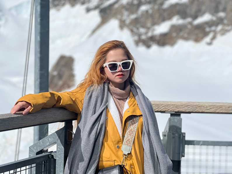 Thùy Dương “check - in” trên đỉnh Jungfraujoch (Top of Europe – Nóc nhà châu Âu), Thụy Sĩ. Thùy Dương “check - in” trên đỉnh Jungfraujoch (Top of Europe – Nóc nhà châu Âu), Thụy Sĩ.