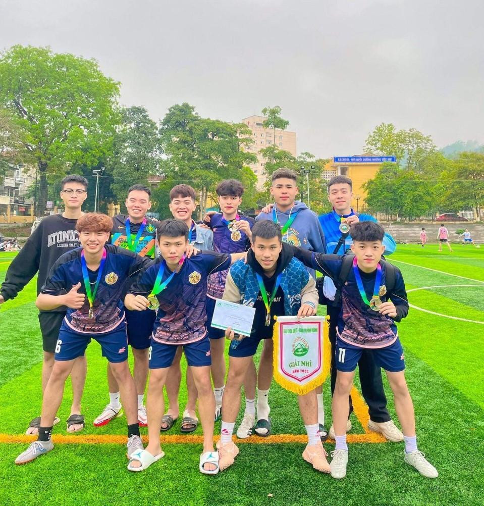 Chàng trai Quang Huy tích cực tham gia các hoạt động thể dục thể thao. Chàng trai Quang Huy tích cực tham gia các hoạt động thể dục thể thao.