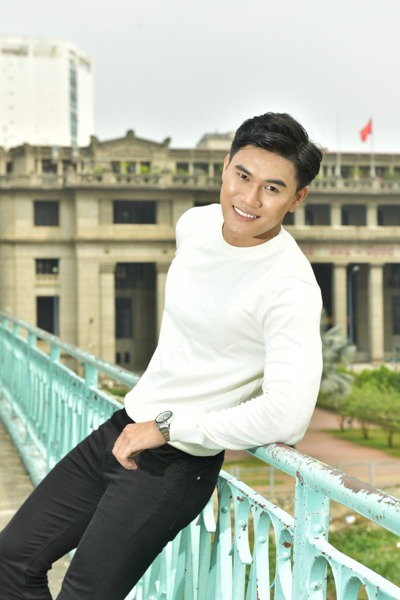 Ngay khi đặt chân đến TP. HCM, việc đầu tiên mà Hữu Thanh làm là tìm cho mình trung tâm học Anh ngữ được đánh giá tốt và có đông đảo bạn trẻ theo học. Đối với chàng trai đến từ Quảng Ngãi, tiếng Anh là chìa khóa vô cùng quan trọng để mở cánh cửa đi ra thế giới. Ngay khi đặt chân đến TP. HCM, việc đầu tiên mà Hữu Thanh làm là tìm cho mình trung tâm học Anh ngữ được đánh giá tốt và có đông đảo bạn trẻ theo học. Đối với chàng trai đến từ Quảng Ngãi, tiếng Anh là chìa khóa vô cùng quan trọng để mở cánh cửa đi ra thế giới.