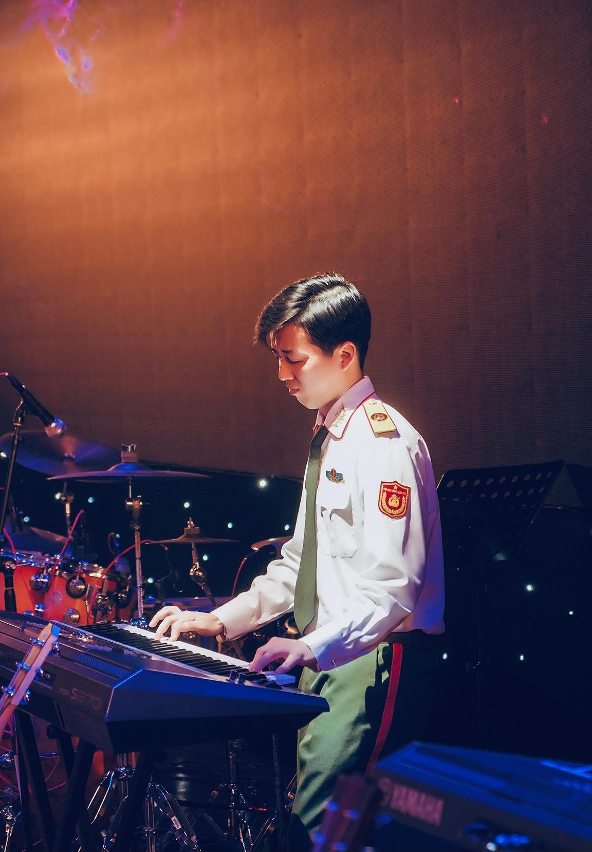 Chàng trai trẻ Tây Ninh trong những buổi trình diễn bài dự thi âm nhạc. Chàng trai trẻ Tây Ninh trong những buổi trình diễn bài dự thi âm nhạc.