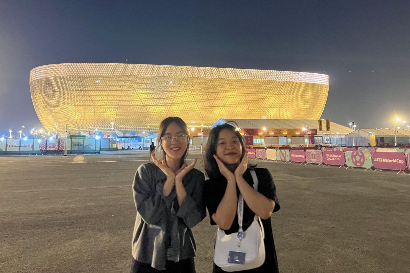 Lan Anh và Hương tại Sân vận động Lusial - sân vận động lớn nhất Qatar.