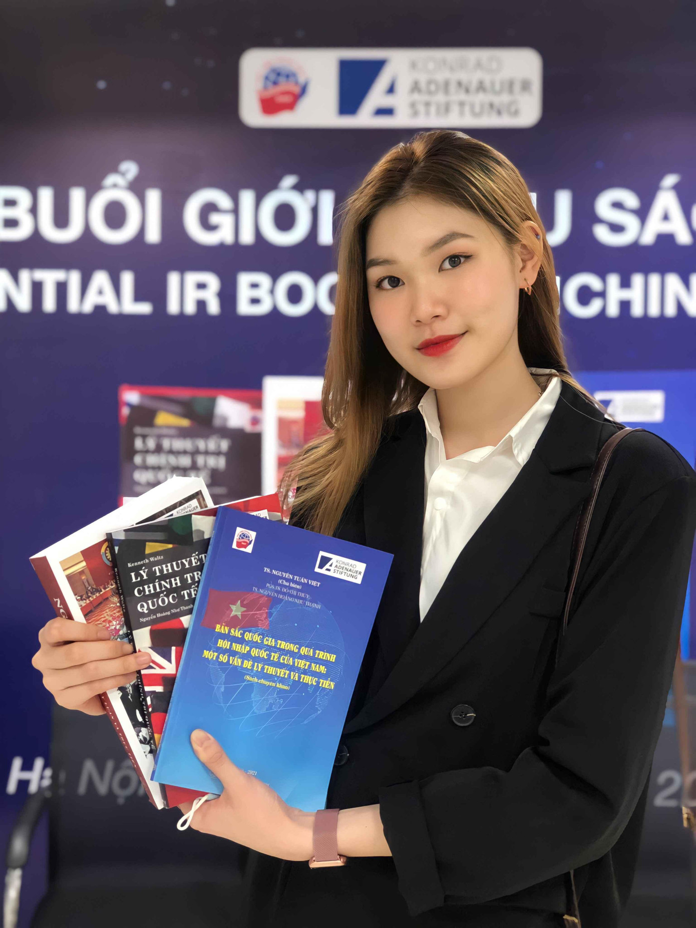 Yến Nhi là MC Lễ giới thiệu sách nghiên cứu cơ bản về quan hệ quốc tế. Yến Nhi là MC Lễ giới thiệu sách nghiên cứu cơ bản về quan hệ quốc tế.