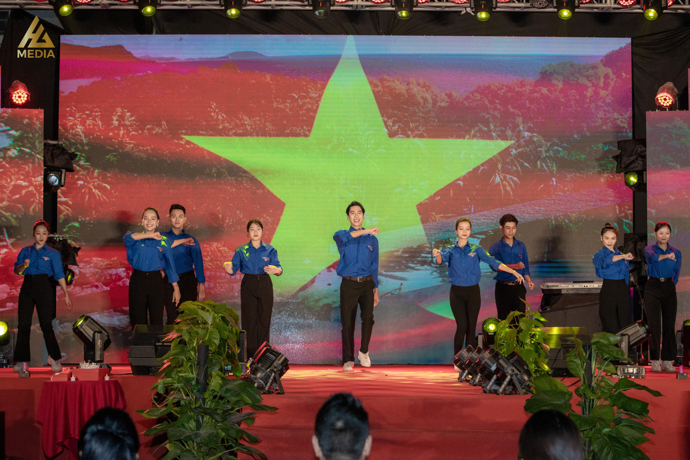 Nhảy Liên khúc Khát vọng thanh xuân và sứ mệnh thanh niên – Học viện Thanh thiếu niên Việt Nam.