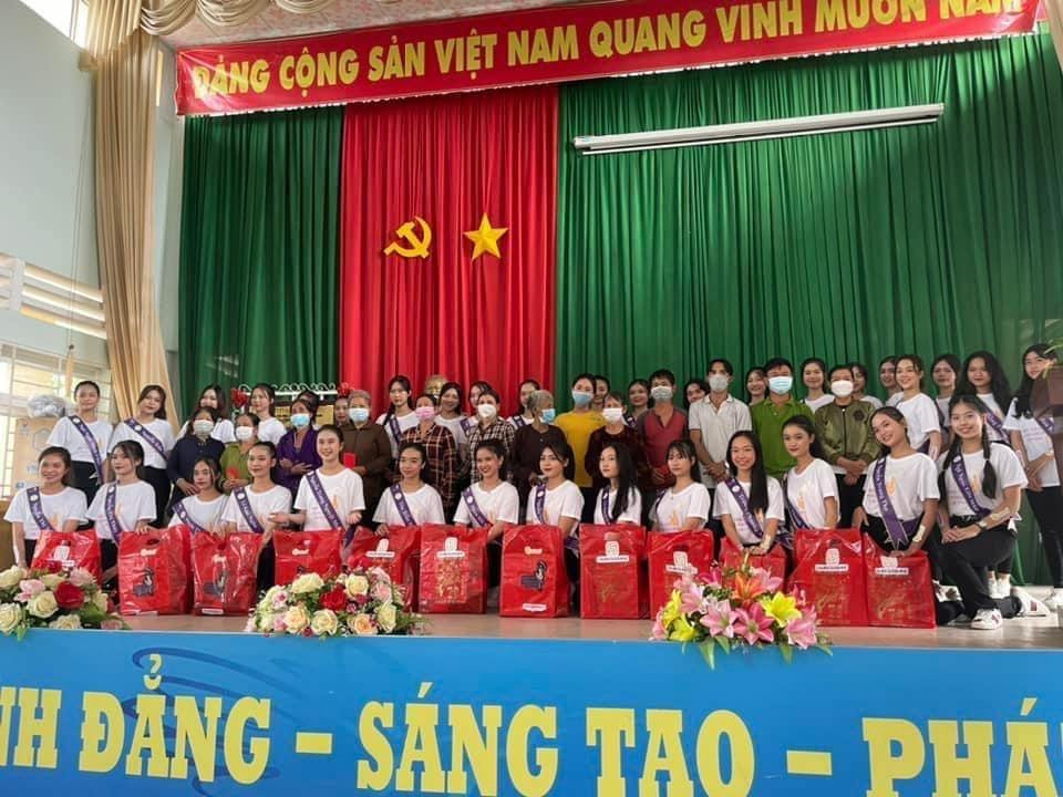 Thùy Nhung cùng các bạn thí sinh tham gia chuyến đi trao quà thiện nguyện ở xã Vĩnh Tân - Đồng Nai. Thùy Nhung cùng các bạn thí sinh tham gia chuyến đi trao quà thiện nguyện ở xã Vĩnh Tân - Đồng Nai.