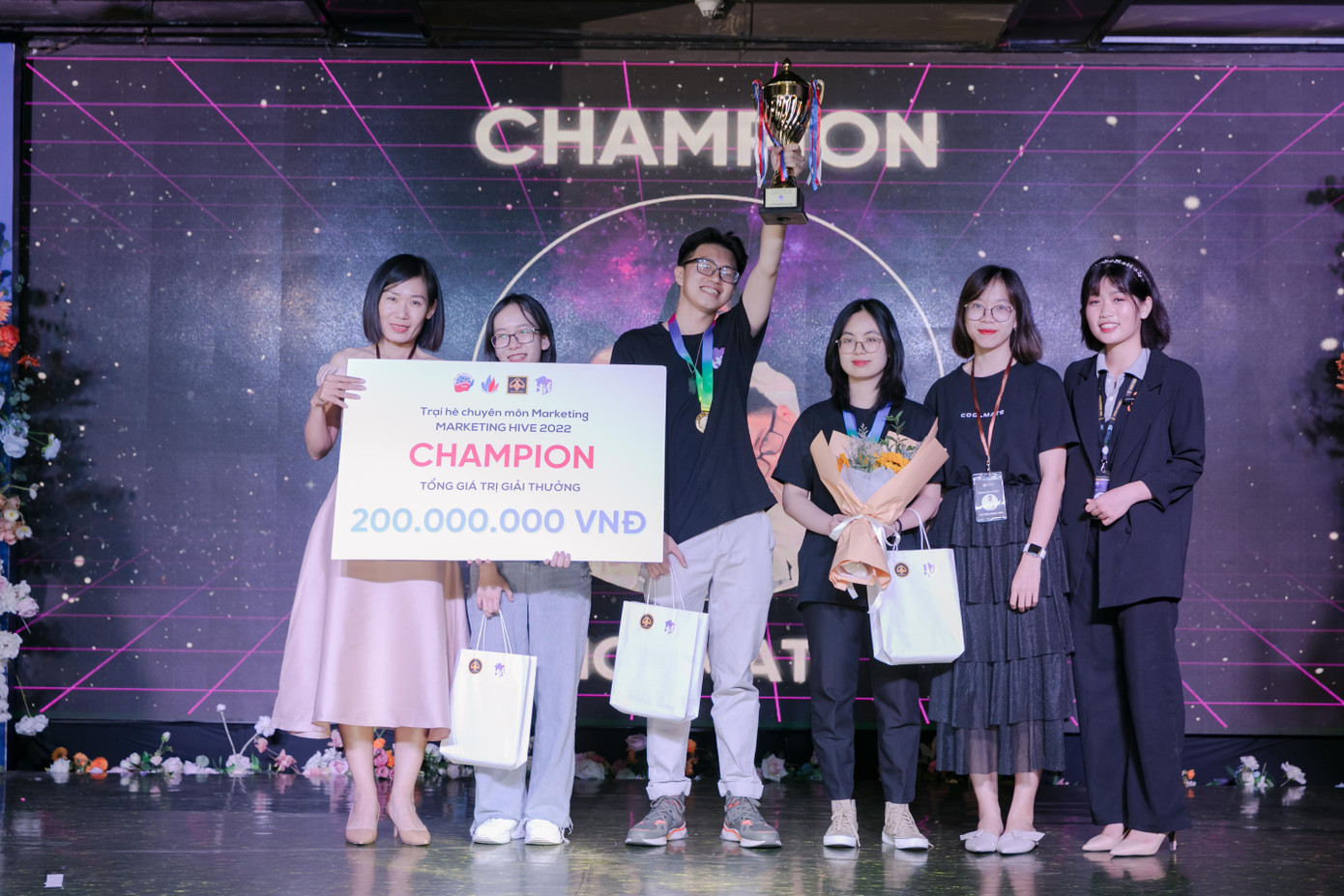 Quán quân Marketing Hive 2022 - HOTMATE. Quán quân Marketing Hive 2022 - HOTMATE.