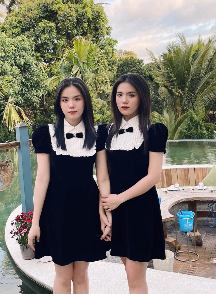 Chế Hoàng Đức Anh (bên phải hình) cùng em gái song sinh Chế Hoàng Phương Anh (bên trái hình).