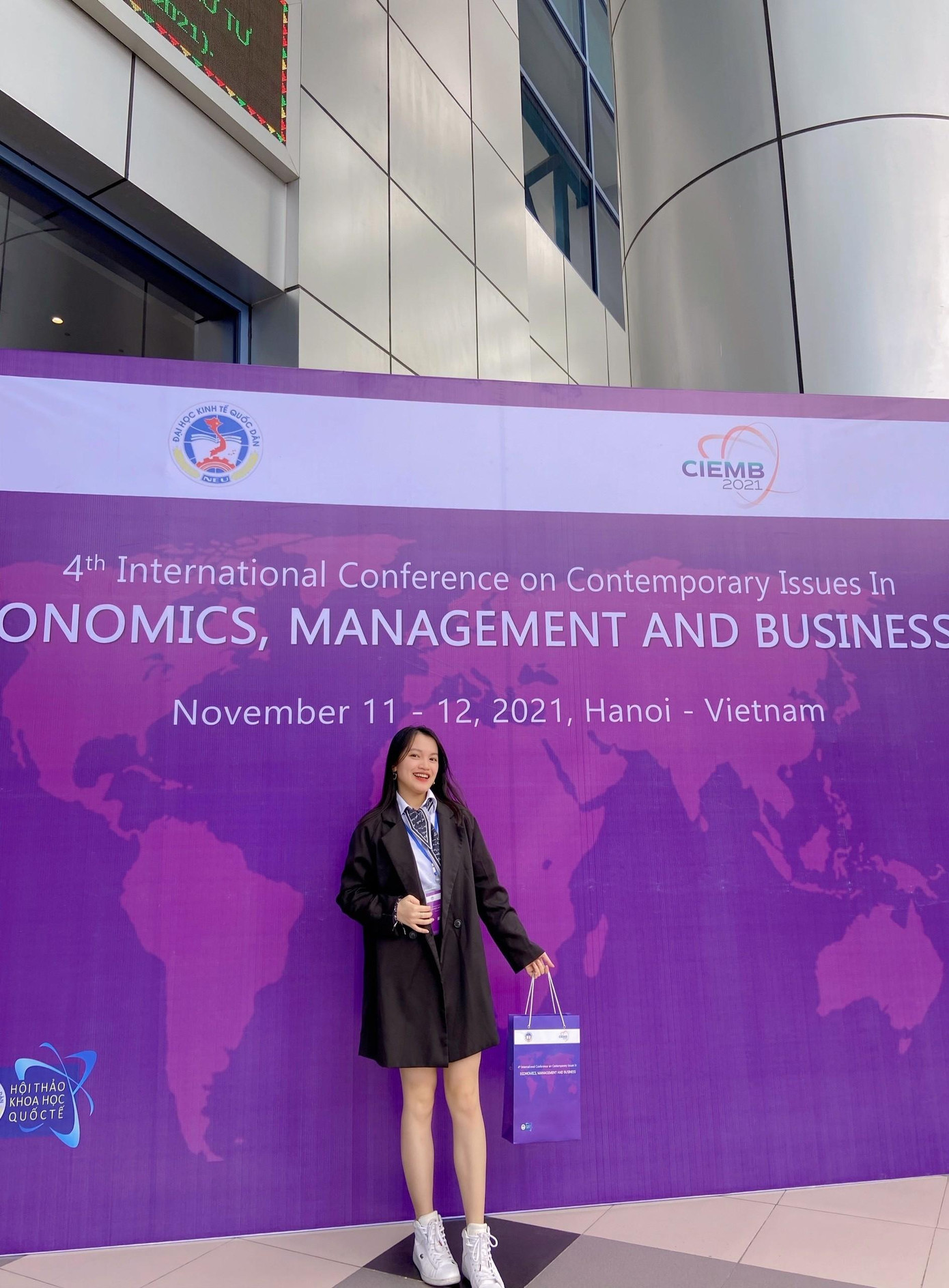 Nữ sinh năng động tham gia các hoạt động ngoại khóa của khoa và của trường. Ảnh: NVCC