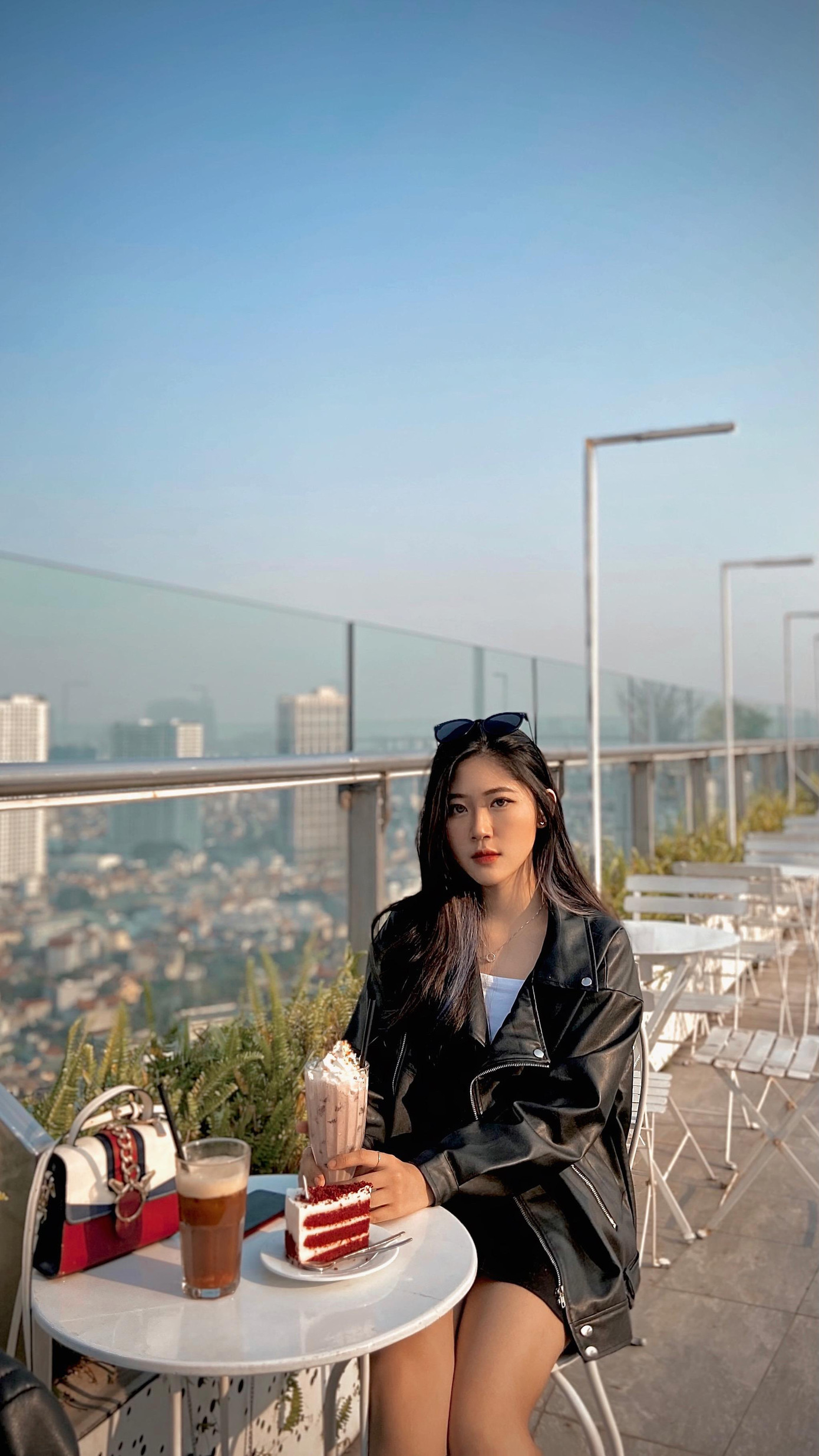 Ánh Dương quan niệm rằng: "Chỉ có tự tin thì mới được là chính mình, luôn hạnh phúc và thành công trên mỗi con đường ta đi!" Ánh Dương quan niệm rằng: "Chỉ có tự tin thì mới được là chính mình, luôn hạnh phúc và thành công trên mỗi con đường ta đi!"