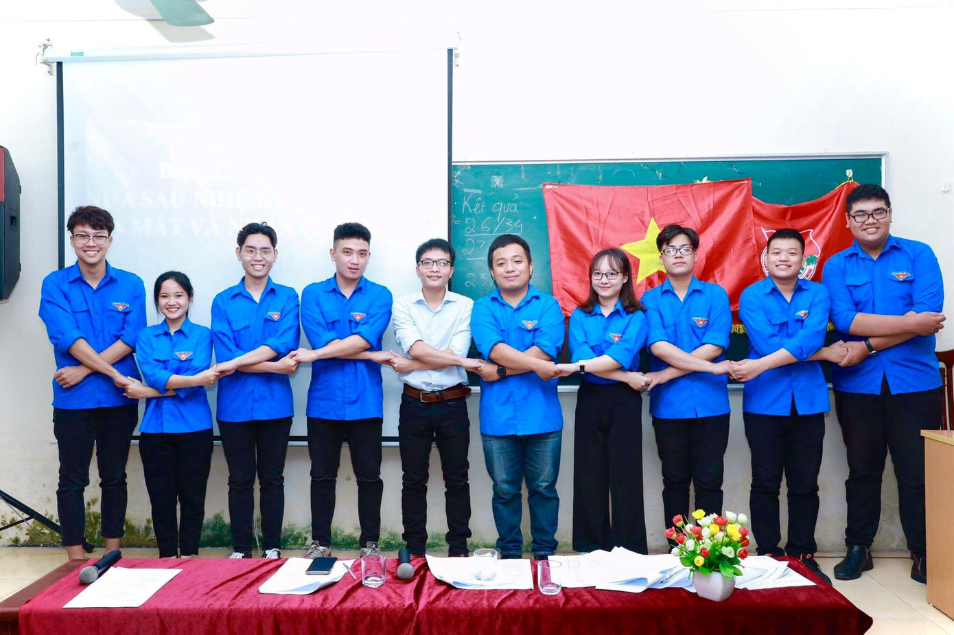 Một buổi đại hội kiện toàn BCH Liên chi đoàn khoa Phát thanh - Truyền hình. (Phương Thảo - nữ đeo kính thứ tư từ phía bên phải sang) Một buổi đại hội kiện toàn BCH Liên chi đoàn khoa Phát thanh - Truyền hình. (Phương Thảo - nữ đeo kính thứ tư từ phía bên phải sang)