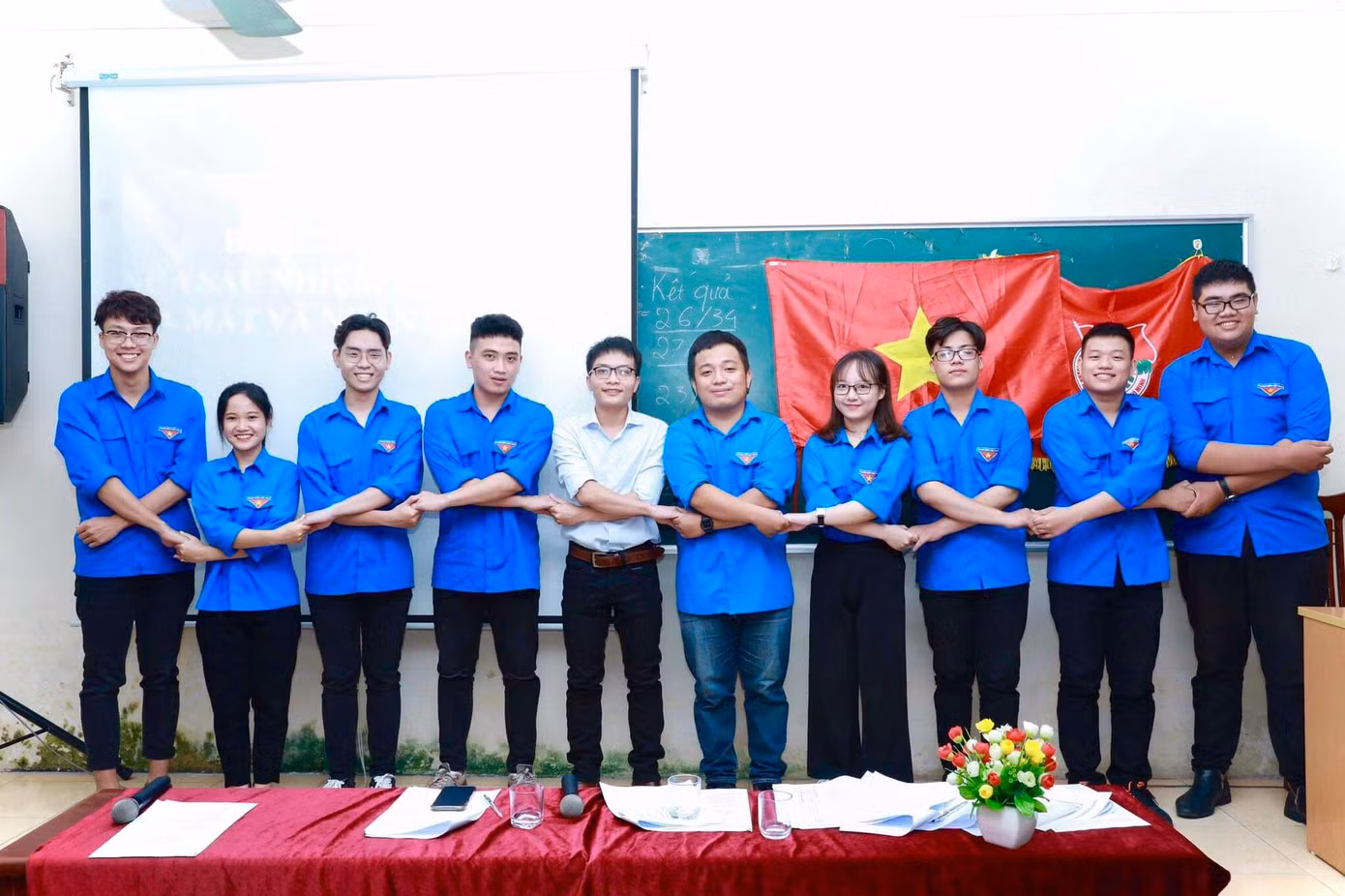 Một buổi đại hội kiện toàn BCH Liên chi đoàn khoa Phát thanh - Truyền hình. (Phương Thảo - nữ đeo kính thứ tư từ phía bên phải sang)