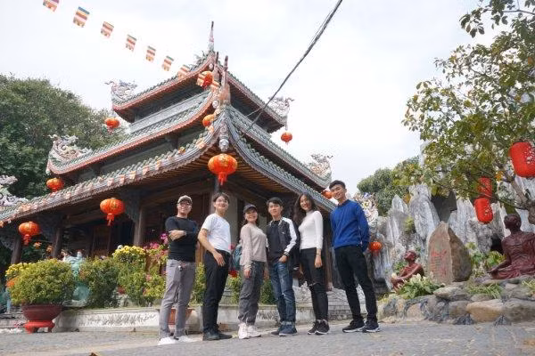 Nhân Kiệt cùng Ban truyền thông cuộc thi Theo dòng sự kiện tham quan chùa Thanh Lương - một địa điểm tôn giáo nổi tiếng ở Phú Yên.