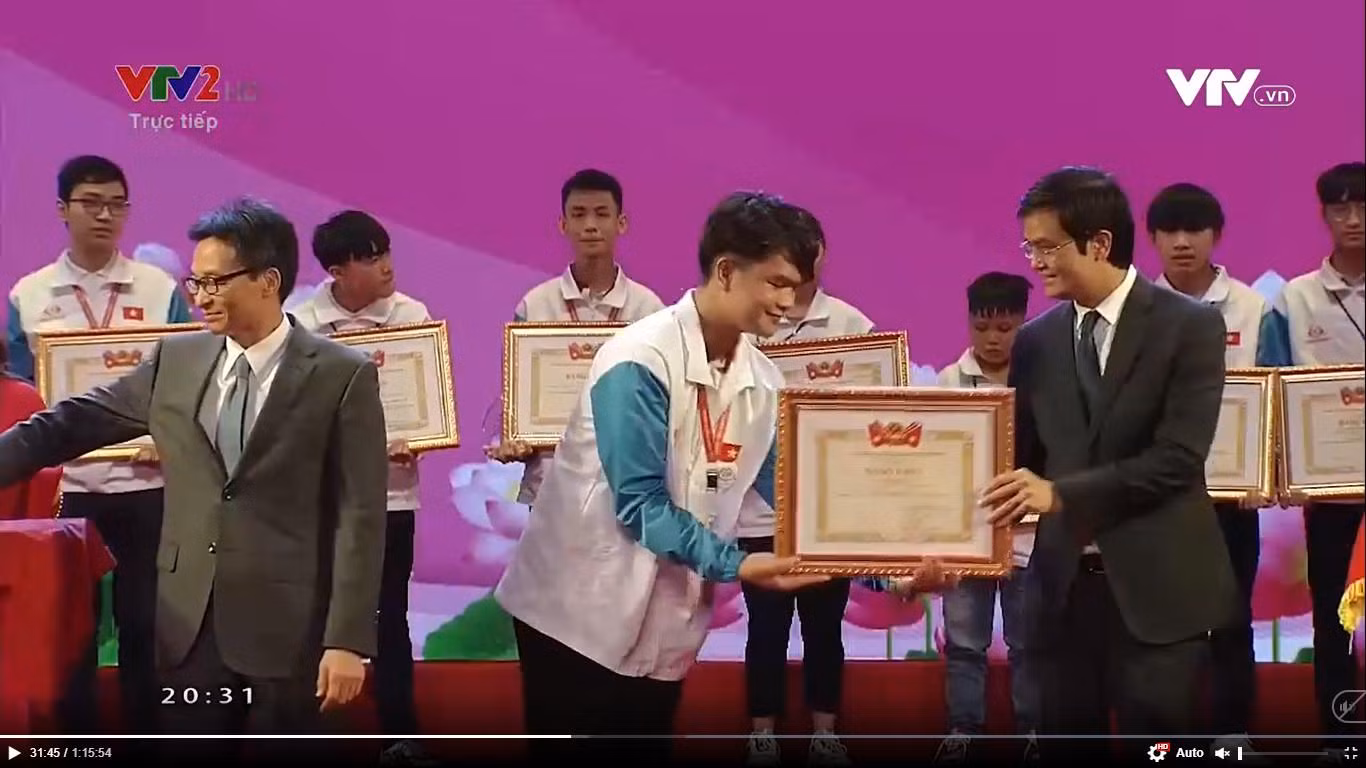 Nhân Kiệt được bác Vũ Đức Đam - Phó Thủ tướng và anh Bùi Quang Huy - Bí thư thường trực Trung ương Đoàn trao giải tại cuộc thi Tuổi trẻ học tập và làm theo tư tưởng, đạo đức, phong cách Hồ Chí Minh.