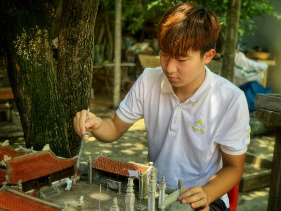 Ngay từ hồi còn nhỏ chừng 6, 7 Văn Bộ đã có niềm đam mê với vôi vữa, đất cát, xi măng… Ngay từ hồi còn nhỏ chừng 6, 7 Văn Bộ đã có niềm đam mê với vôi vữa, đất cát, xi măng…