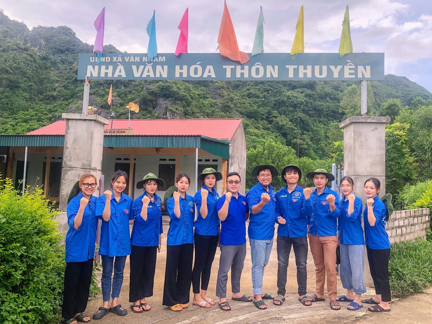 Nguyễn Thị Lệ Cẩm (thứ 2 từ phải qua trái) tham gia Chiến dịch Thanh niên tình nguyện hè năm 2022. Nguyễn Thị Lệ Cẩm (thứ 2 từ phải qua trái) tham gia Chiến dịch Thanh niên tình nguyện hè năm 2022.