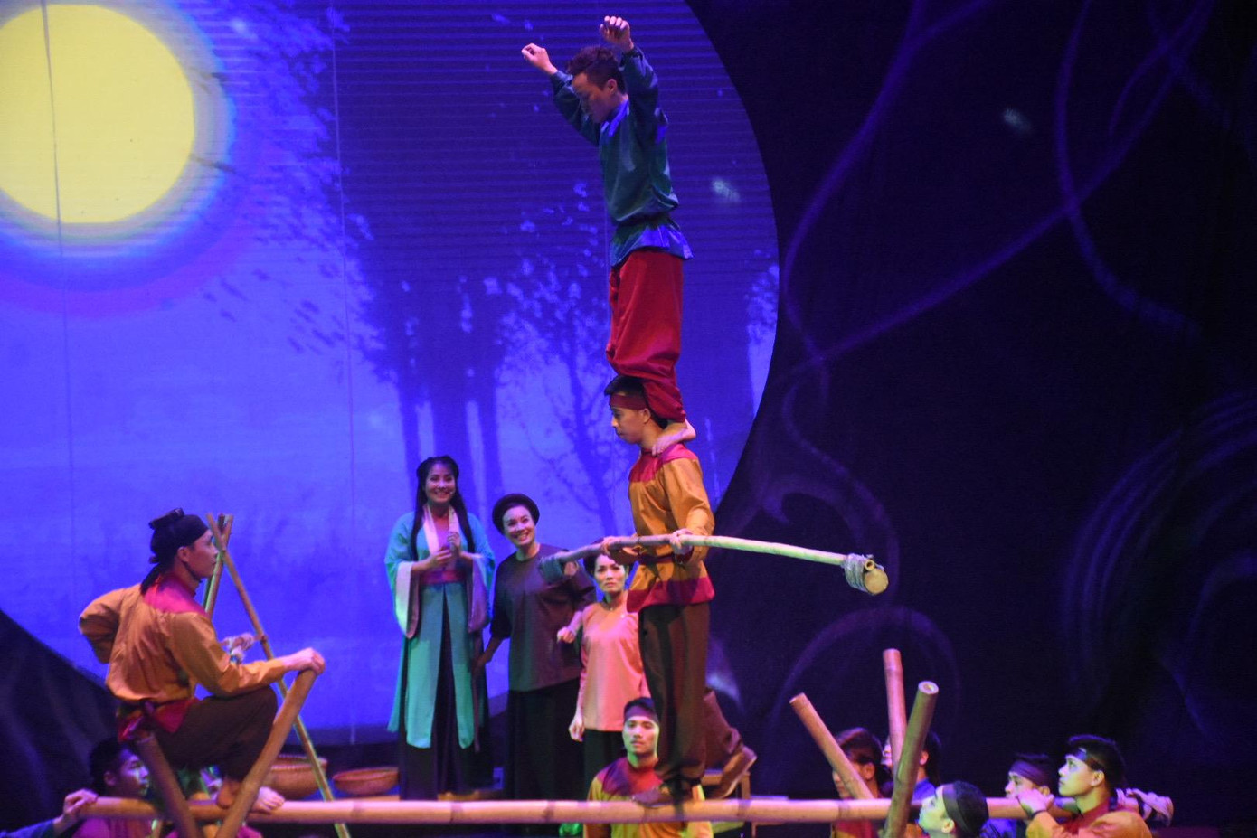 Những cảnh nghệ thuật xiếc kịch tính. Những cảnh nghệ thuật xiếc kịch tính.