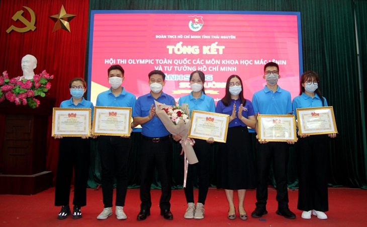 Ngô Xuân Hương cùng đội tuyển trong buổi Tổng kết Hội thi Olympic Toàn quốc các môn Khoa học Mác Lê nin và Tư tưởng Hồ Chí Minh.