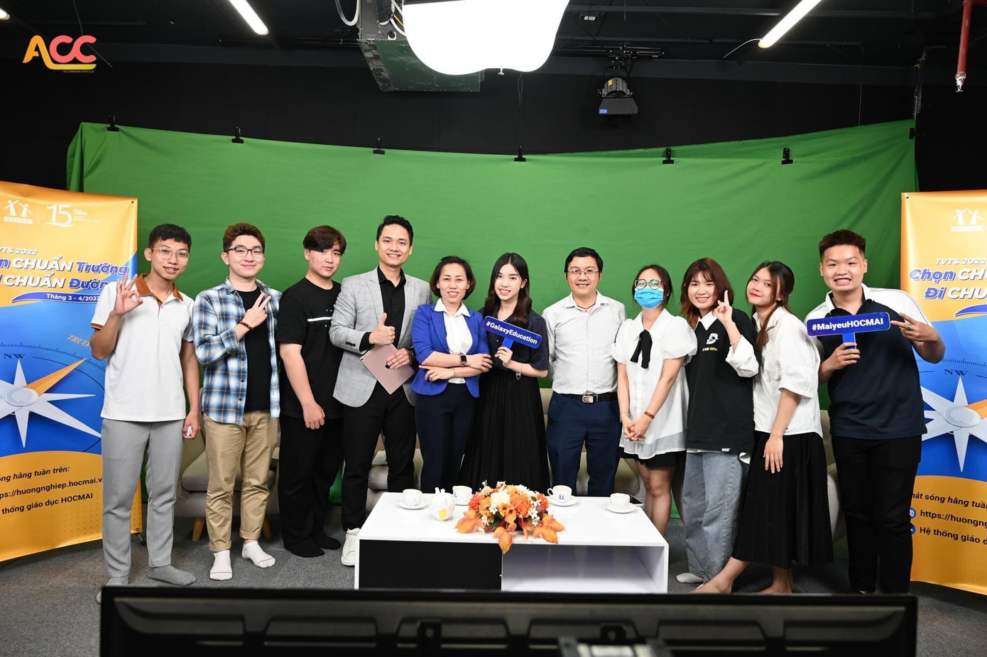 Vượng cùng các Thầy, Cô và các bạn sinh viên tham gia Tư vấn Tuyển sinh 2022 tại Học viện Báo chí và Tuyên truyền.