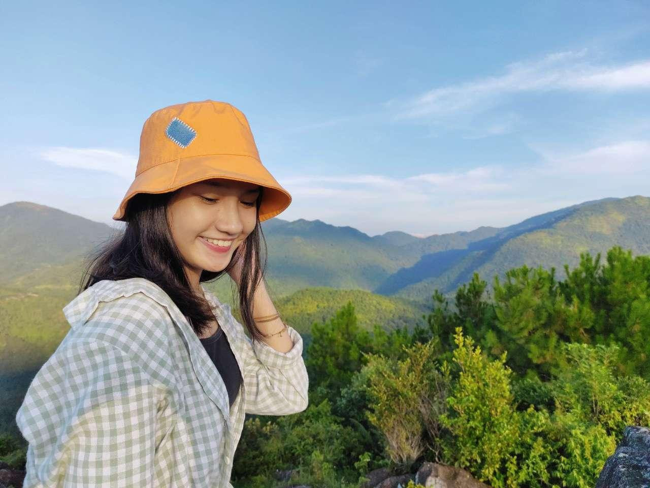 Hiền Mai là sinh viên chuyên ngành Quản trị khách sạn, thể thao và du lịch, Trường Quốc tế, ĐHQG HN.